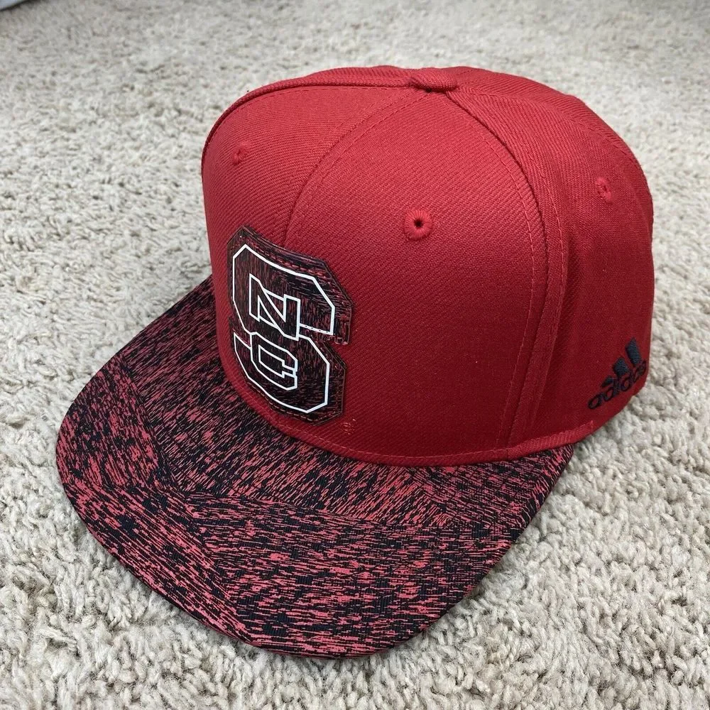 NC State Wolfpack Hat Red Black Abstract Flat Bill SnapBack Team Patch Logo‎ NWT